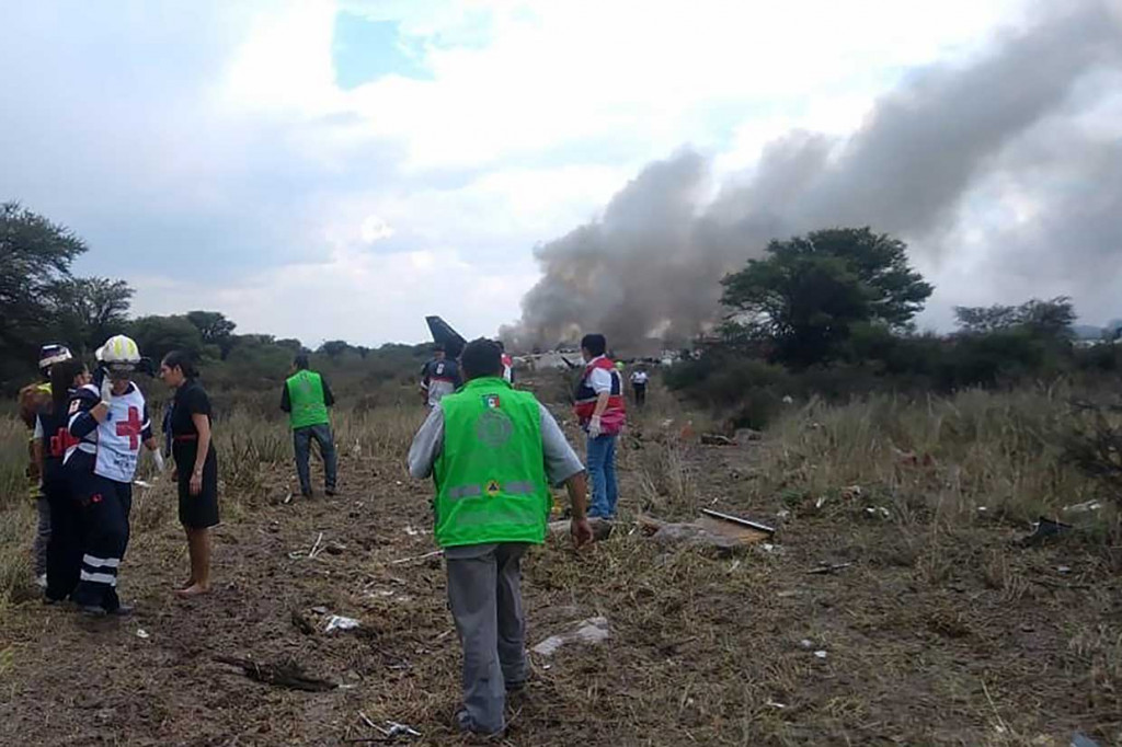 Asap mengepul dari puing-puing pesawat yang jatuh kemudian terbakar usai lepas landas dari Bandara Durango, Meksiko utara, Selasa, 31 Juli 2018 waktu setempat.