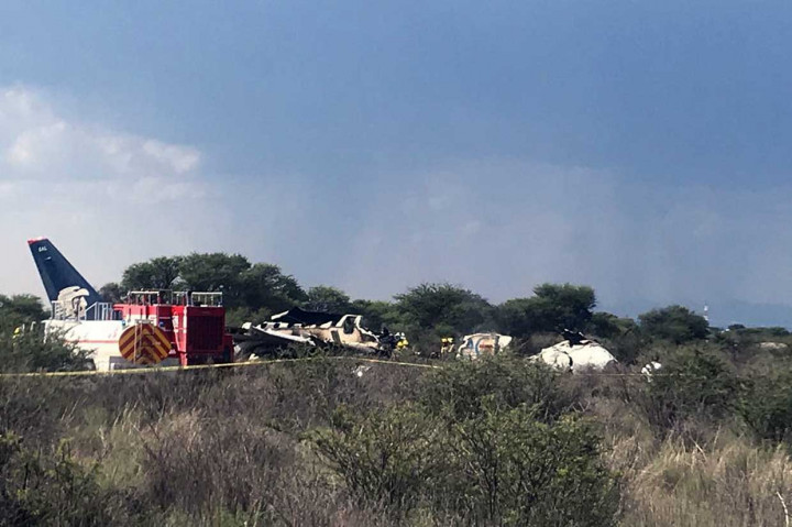 Pesawat milik maskapai penerbangan Aeromexico tersebut lepas landas di tengah hujan badai dan kemudian terpaksa mendarat darurat di sebuah lapangan yang berjarak sekitar 10 kilometer dari Bandar Durango sekitar pukul 16.00 waktu setempat.