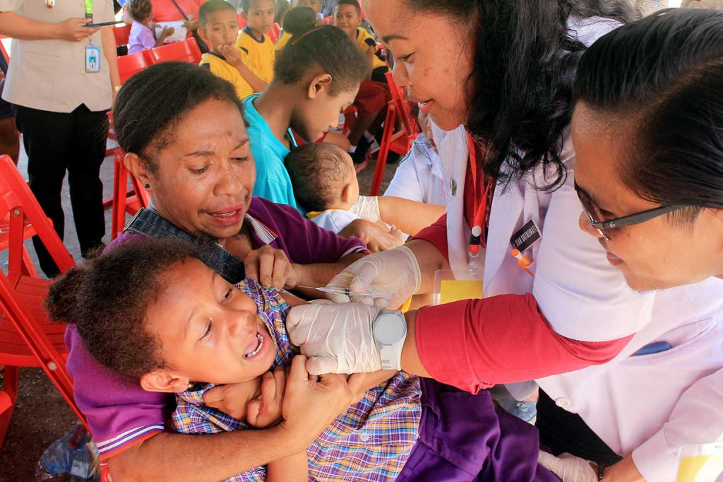 Petugas menyuntikkan vaksin MR kepada pelajar di SMP N 2 Sentani, Distrik Sentani, Kabupaten Jayapura. Antara Foto/Engel Wally