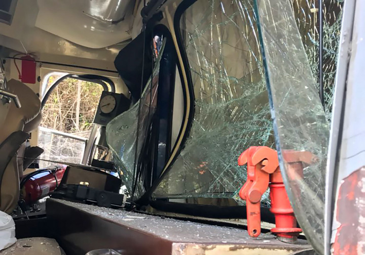 Kerusakan salah satu dari dua kereta wisata yang saling bertabrakan di dekat benteng Inca Machu Pichu, di antara Kota Ollantaytambo dan Aguas Calientes, dekat Custo, Peru, pada Selasa, 31 Juli 2018 waktu setempat.