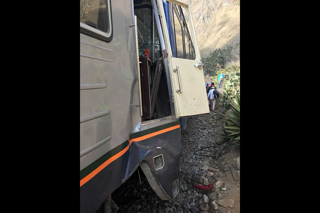 Kecelakaan terjadi setelah kereta api yang dioperasikan PeruRail menabrak dari belakang kereta api yang dioperasikan oleh IncaRail, yang membawa wisatawan ke situs warisan dunia Unesco, Machu Picchu.