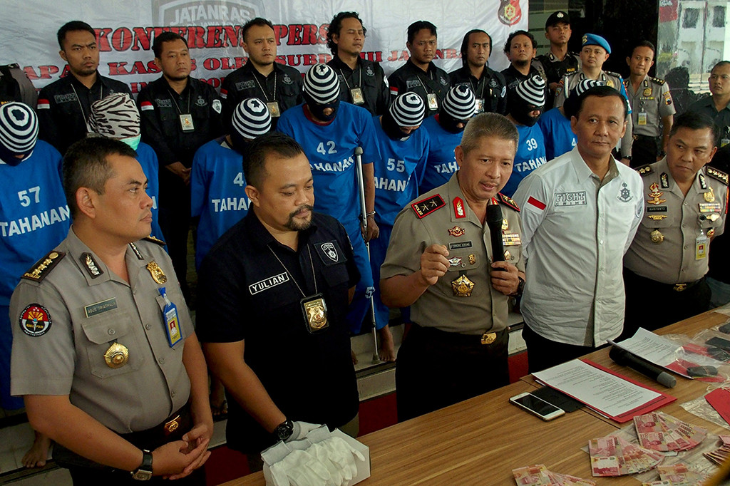 Kapolda Jawa Tengah Irjen Pol Condro Kirono (tengah, depan) menjelaskan kronologi pengungkapan kasus begal yang dilakukan 10 tersangka dari tiga komplotan yang beraksi di sejumlah wilayah di provinsi Jateng, saat rilis perkara tersebut dengan barang bukti senilai Rp1,3 miliar dan uang tunai Rp150 juta, di Polda Jateng, di Semarang, Jawa Tengah.
