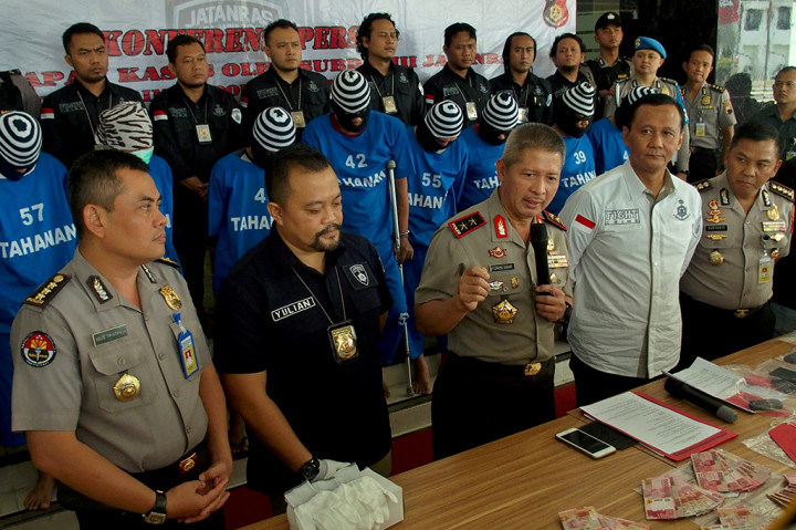 Kapolda Jawa Tengah Irjen Pol Condro Kirono (tengah, depan) menjelaskan kronologi pengungkapan kasus begal yang dilakukan 10 tersangka dari tiga komplotan yang beraksi di sejumlah wilayah di provinsi Jateng, saat rilis perkara tersebut dengan barang bukti senilai Rp1,3 miliar dan uang tunai Rp150 juta, di Polda Jateng, di Semarang, Jawa Tengah.
