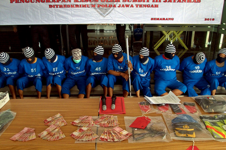 Dalam melakukan aksi kejahatannya, dua dari tiga komplotan itu menggunakan modus berpura-pura menjadi anggota polisi yang sedang melakukan razia lalu lintas.
