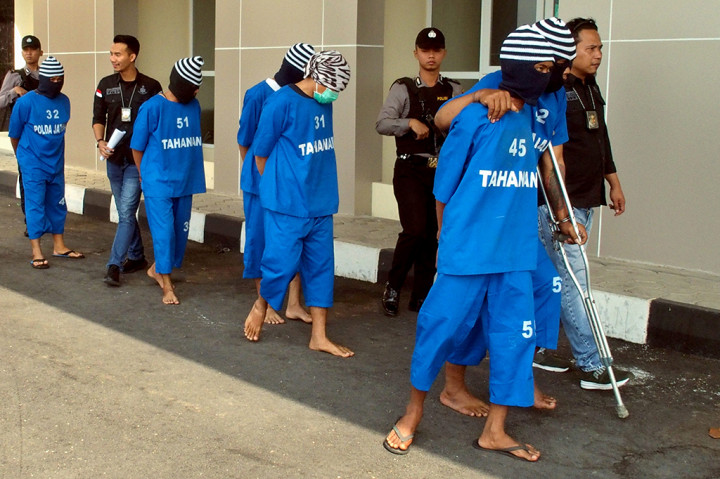 Polisi mengawal enam dari 10 tersangka kasus begal yang beraksi di sejumlah wilayah di provinsi Jateng.
