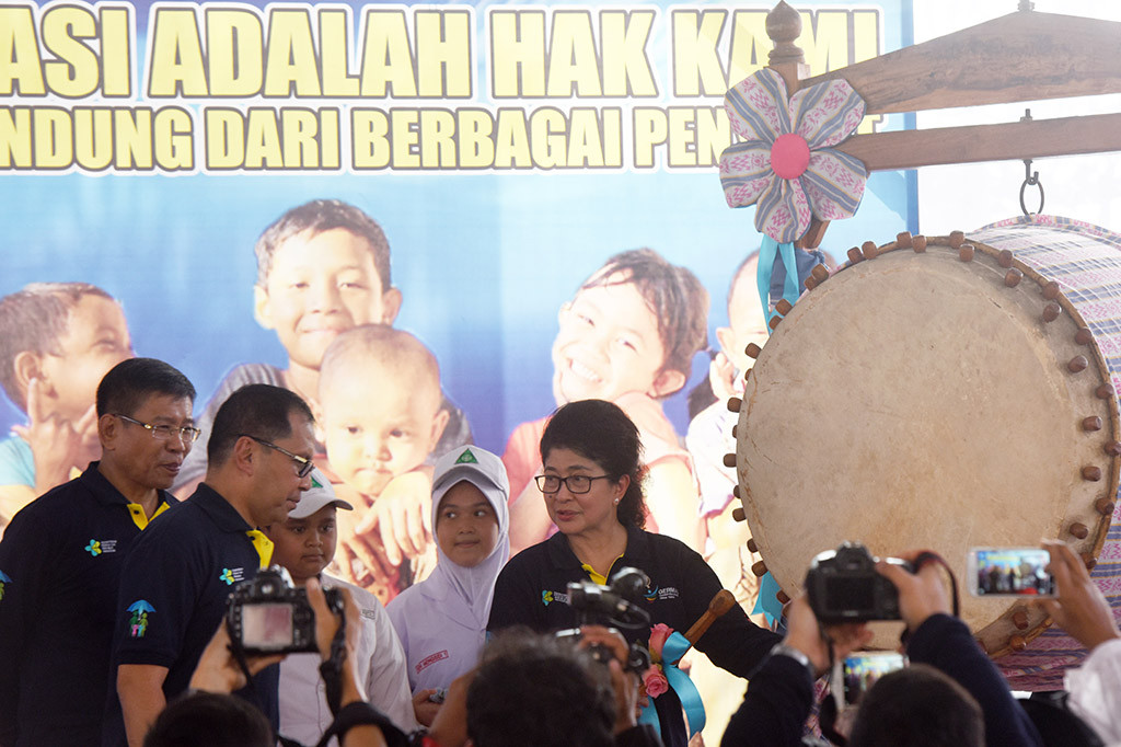 Menteri Kesehatan Nila Farid Moeloek (kanan) didampingi Walikota Makassar Moh. Ramdhan Pomanto (kedua kiri) membuka imunisasi campak Measles dan Rubella (MR) di MTs Negeri 1 Makassar, Sulawesi Selatan.