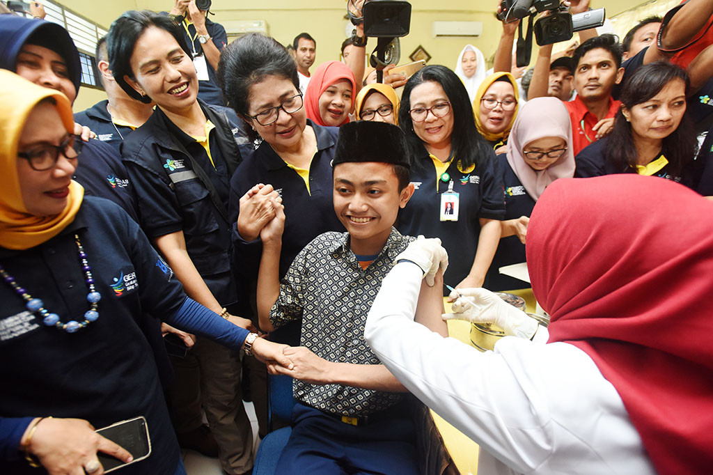 Menteri Kesehatan Nila Farid Moeloek (keempat kiri) menyaksikan penyuntikan imunisasi campak measles dan rubella (MR) di MTs Negeri 1 Makassar, Sulawesi Selatan.