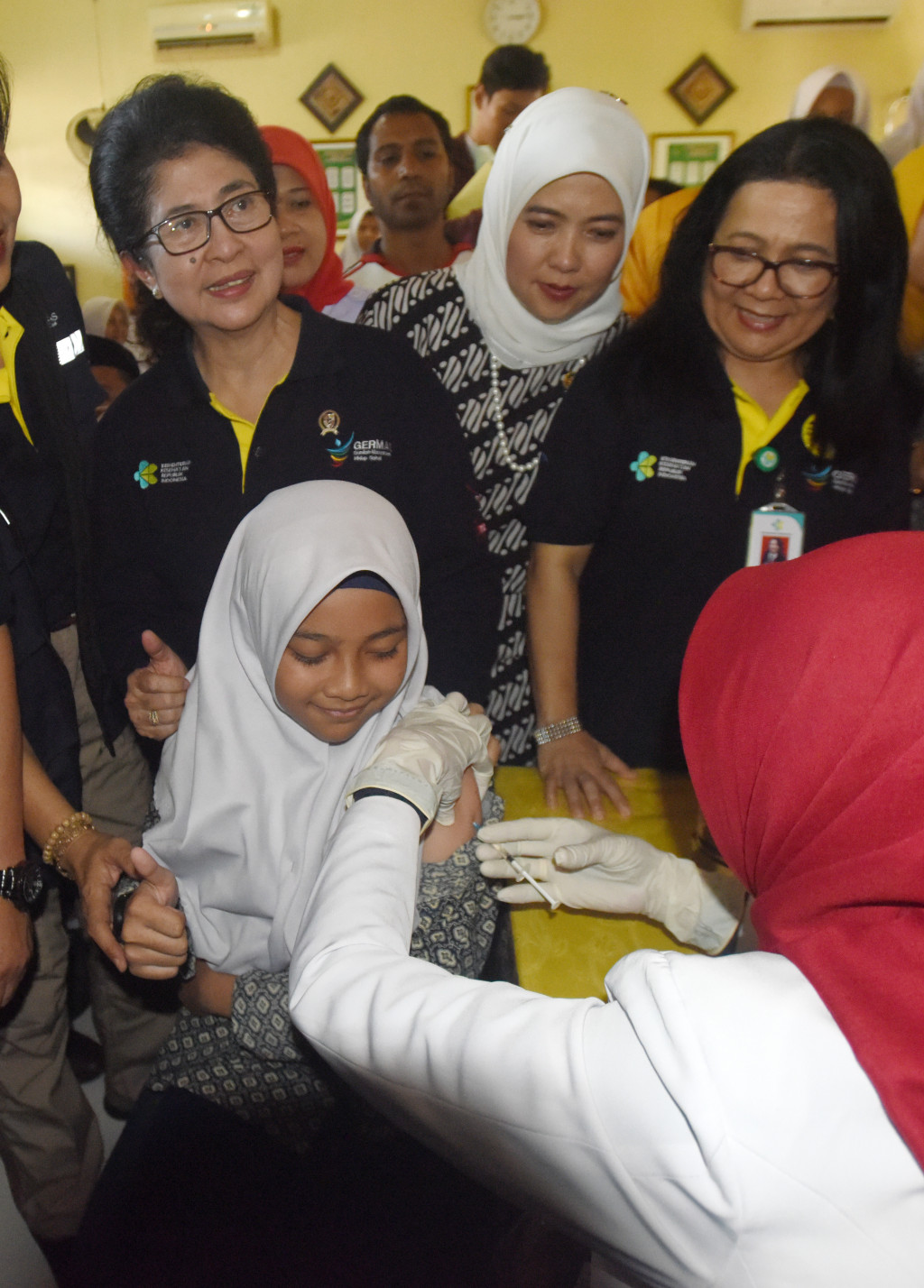 Imunisasi MR tersebut diselenggarakan serentak di 28 provinsi di luar Pulau Jawa selama Agustus-September 2018.