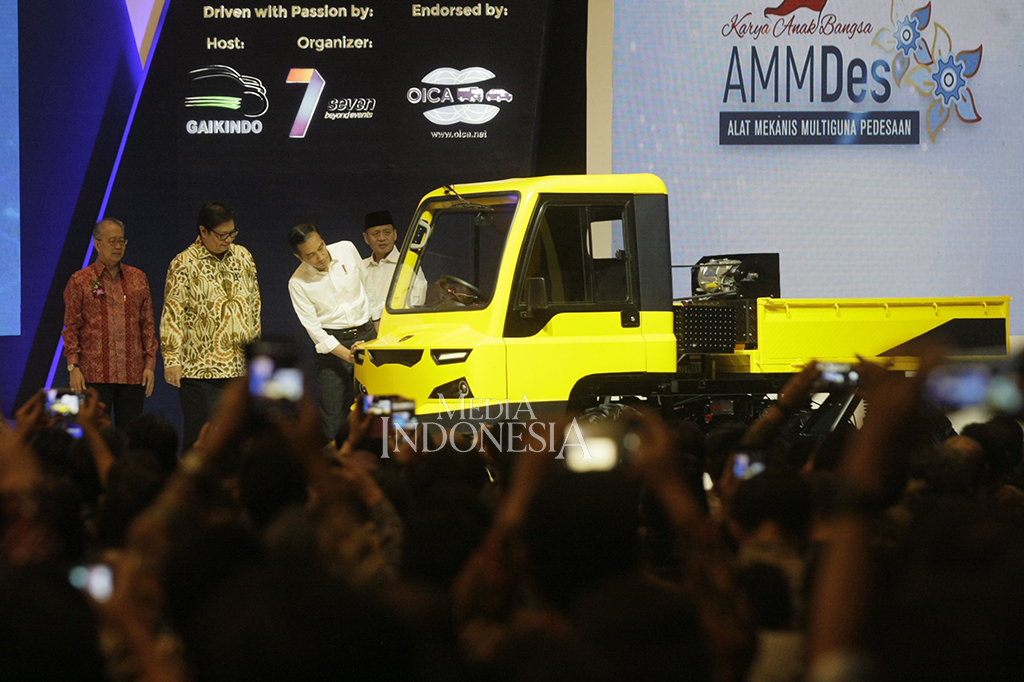 Presiden Republik Indonesia Joko Widodo (dua kanan) didampingi Menteri Perindustrian Airlangga Hartarto (dua kiri), Ketua Umum GAIKINDO Yohannes Nangoi (kiri) dan Gubernur Banten Wahidin Halim, meluncurkan mobil Alat Mekanis Multiguna Perdesaan (AMMDes) saat membuka pameran otomotif Gaikindo Indonesia International Auto Show (GIIAS) 2018 di ICE BSD, Tangerang.