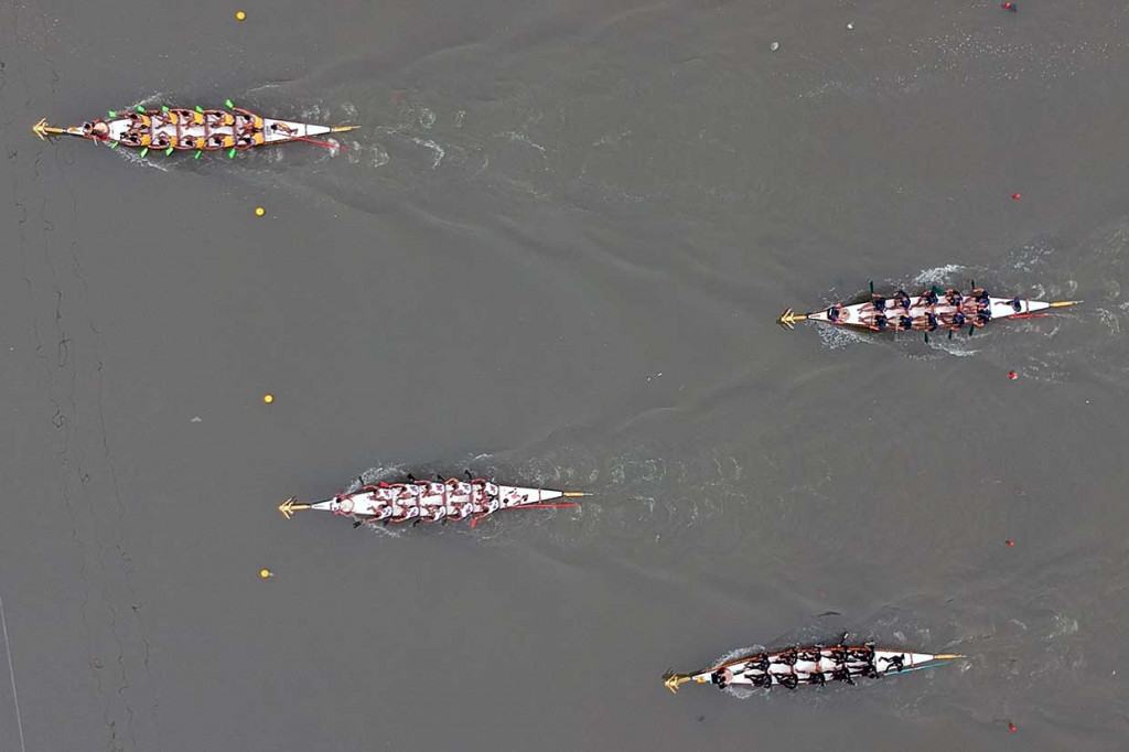 Empat tim dayung mengikuti Padang International Dragonboat Festival 2018, di banjir kanal GOR Agus Salim, Padang, Sumatera Barat, Kamis, 2 Agustus 2018. 