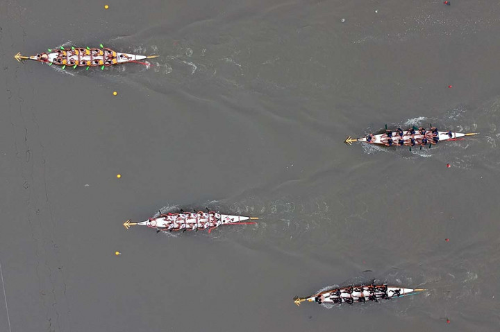 Empat tim dayung mengikuti Padang International Dragonboat Festival 2018, di banjir kanal GOR Agus Salim, Padang, Sumatera Barat, Kamis, 2 Agustus 2018. 