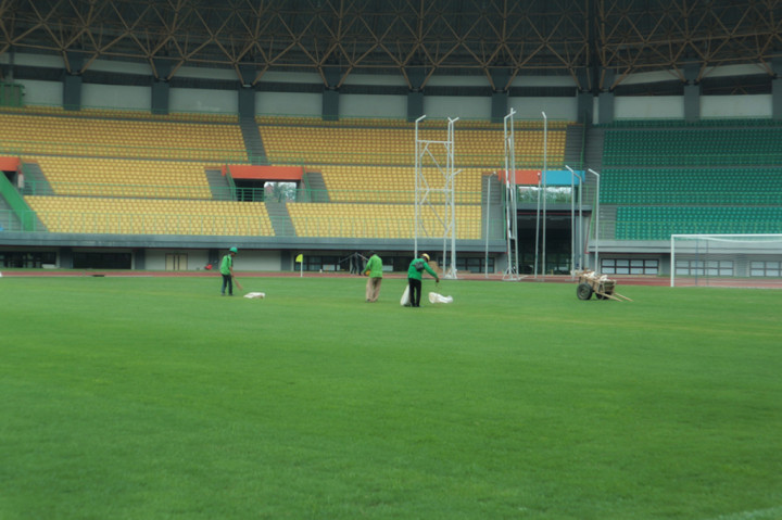 Mulai dari rumput lapangan, tiang gawang, sound system, tata lampu hingga scoring board semuanya diganti unit baru yang tak kalah kualitasnya dibandingan stadion Piala Dunia Rusia 2018. Tribun penonton juga mendapat perbaikan besar-besaran.