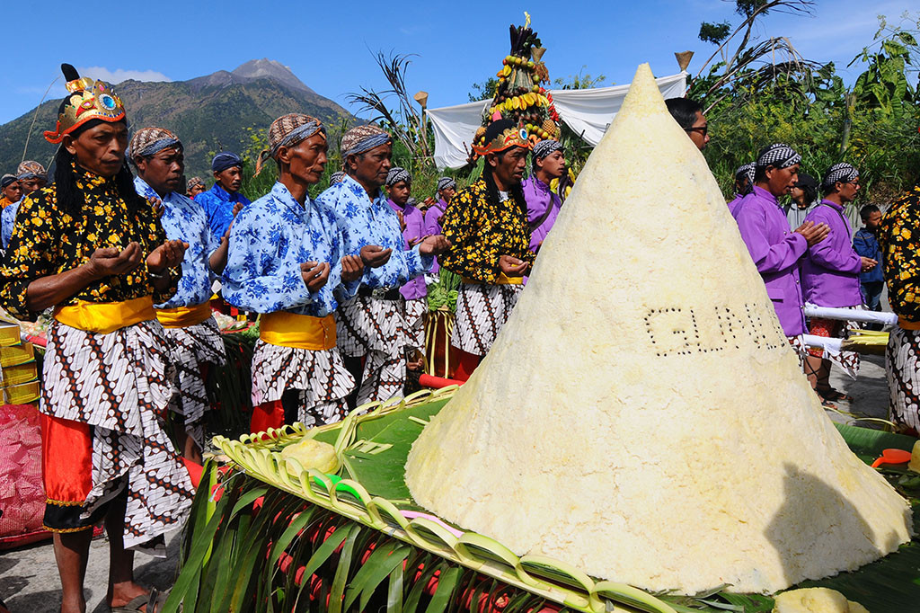 Sejumlah warga doa bersama saat mengikuti pawai Tradisi Tungguk Tembakau di Senden, Selo, Boyolali, Jawa Tengah.