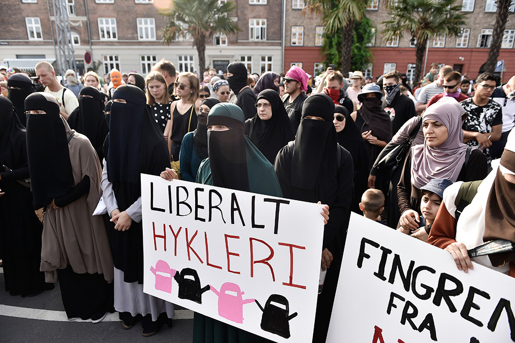 Sekitar 1.300 orang berkumpul pada Rabu (1/8) di kota Kopenhagen dan Aarhus kota terbesar ke-dua di Denmark, untuk memprotes larangan penggunaan Niqab dan Burqa ini. 