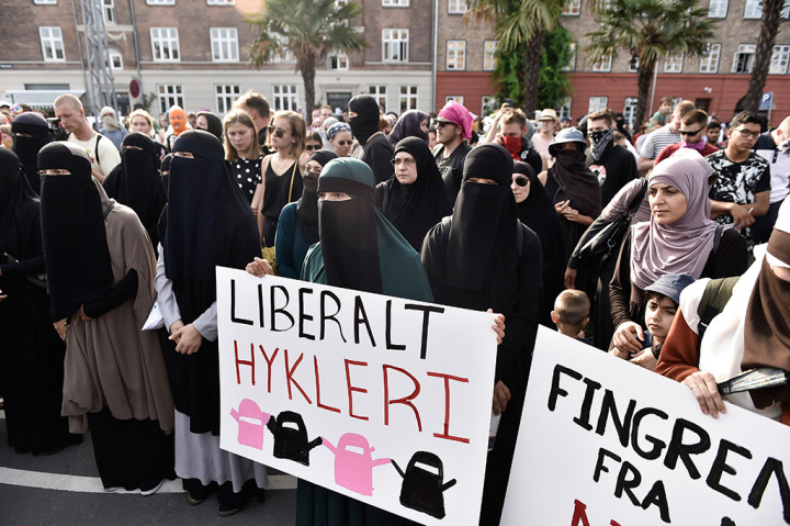 Sekitar 1.300 orang berkumpul pada Rabu (1/8) di kota Kopenhagen dan Aarhus kota terbesar ke-dua di Denmark, untuk memprotes larangan penggunaan Niqab dan Burqa ini. 
