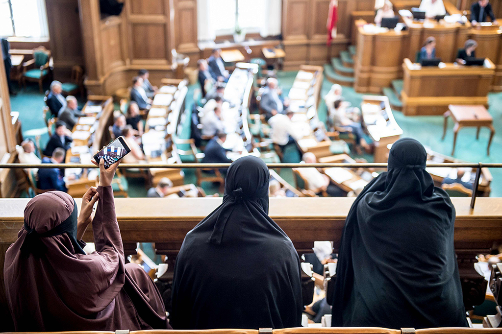 Foto diambil pada Selasa (31/5/2018). Wanita yang mengenakan niqab duduk di antara penonton di Parlemen Denmark. Undang-undang ini disahkan oleh parlemen Denmark pada bulan Mei dan para pendukungnya menolak anggapan bahwa ini adalah bentuk pelarangan terhadap pakaian yang berkaitan dengan agama.