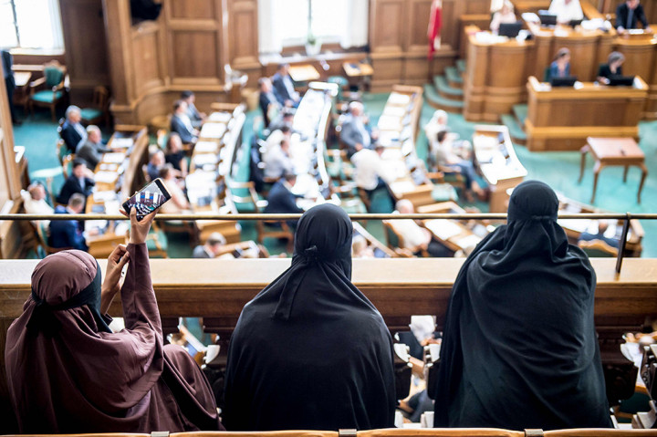 Foto diambil pada Selasa (31/5/2018). Wanita yang mengenakan niqab duduk di antara penonton di Parlemen Denmark. Undang-undang ini disahkan oleh parlemen Denmark pada bulan Mei dan para pendukungnya menolak anggapan bahwa ini adalah bentuk pelarangan terhadap pakaian yang berkaitan dengan agama.