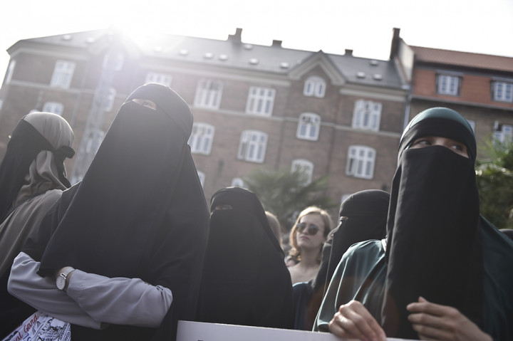 Dalam protes itu para pengunjuk rasa di Kopenhagen mengenakan cadar niqab yang menutupi seluruh tubuh kecuali mata, dan juga burqa yang membungkus keseluruhan wajah.
