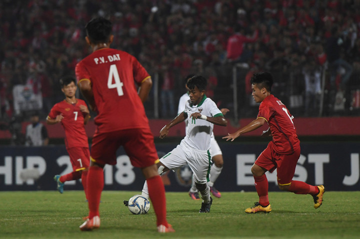 Pesepak bola Indonesia U-16 Mochammad Supriadi (tengah) berusaha melewati sejumlah pesepak bola Vietnam U-16 dalam laga penyisihan grup A Piala AFF U-16 di Gelora Delta Sidoarjo, Sidoarjo, Jawa Timur.
