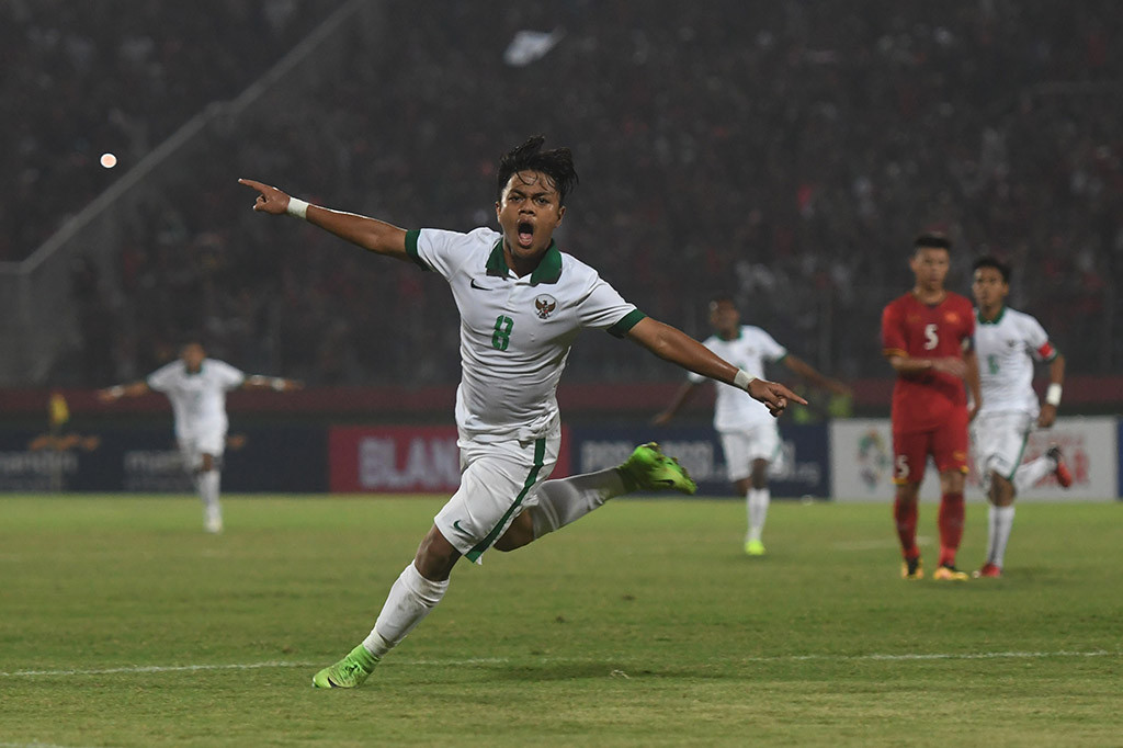 Pesepak bola Indonesia U-16 Andre Oktaviansyah melakukan selebrasi ketika berhasil mencetak gol ke gawang Vietnam U-16 dalam laga penyisihan grup A Piala AFF U-16 di Gelora Delta Sidoarjo, Sidoarjo, Jawa Timur.