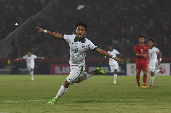 Pesepak bola Indonesia U-16 Andre Oktaviansyah melakukan selebrasi ketika berhasil mencetak gol ke gawang Vietnam U-16 dalam laga penyisihan grup A Piala AFF U-16 di Gelora Delta Sidoarjo, Sidoarjo, Jawa Timur.