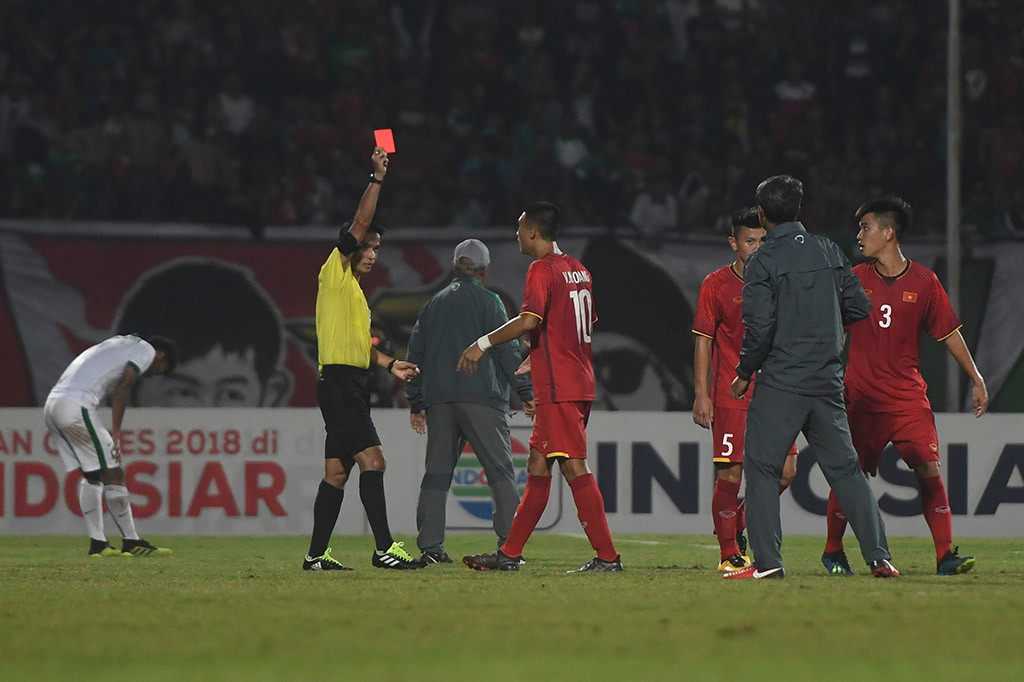 Pertandingan sempat diwarnai insiden di menit ke-66. Dua kartu merah dikeluarkan wasit akibat insiden itu. Nguyen Quoc Hoang mendapatkan kartu merah langsung karena melanggar Muhammad Fajar Fathur Rahman. Bagas Kaffa yang terpancing emosinya mendapat kartu kuning kedua hingga harus menyudahi pertandingan lebih awal.