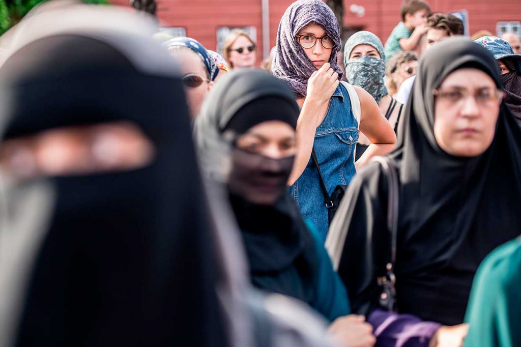 Denmark memberlakukan pelarangan bagi muslim berburka di ruang publik mulai Rabu. Pemerintah mengatur, mengenakan burka yang hanya memperlihatkan bagian mata di depan umum akan dikenai denda sebesar 1.000 kroner (sekitar USD156).