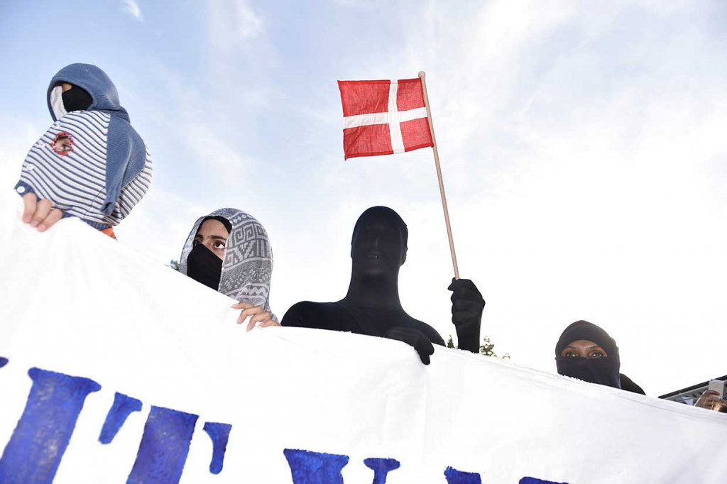 Selain larangan mengenakan burka, regulasi itu juga menyasar barang-barang lain yang dipakai untuk menyembunyikan wajah, seperti balaclavas dan janggut palsu.