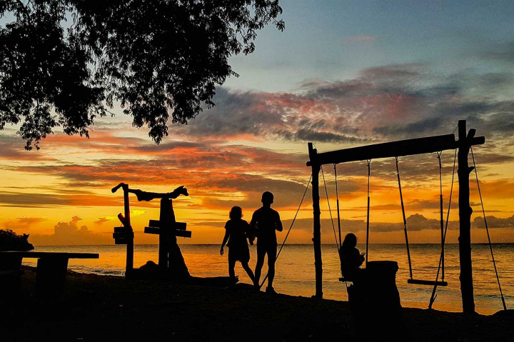 Kawasan TNB memiliki luas hingga 25 ribu hektar, daengan salah satu sisinya memiliki pesisir pantai bernama Bama. Pantai tersebut terdiri dari pasir hitam, putih, lereng karang. Pantai ini juga dikelilingi hutan Mangrove dan menjadi spot terbaik untuk melihat matahari terbit.