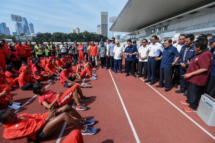 Wapres Jusuf Kalla (keempat kanan) didampingi Gubernur DKI Jakarta Anies Baswedan (kelima kanan), Ketua Umum PB PASI Mohamad Bob Hasan (kanan), Menpora Imam Nahrawi (kedua kanan), Ketua Inasgoc Erick Thohir (ketujuh kanan), dan CdM Asian Games Komjen Syafruddin (ketiga kanan) melihat Pelatnas Atletik saat mengunjungi Stadion Madya di Kompleks Gelora Bung Karno, Jakarta, Jumat, 3 Agustus 2018. 