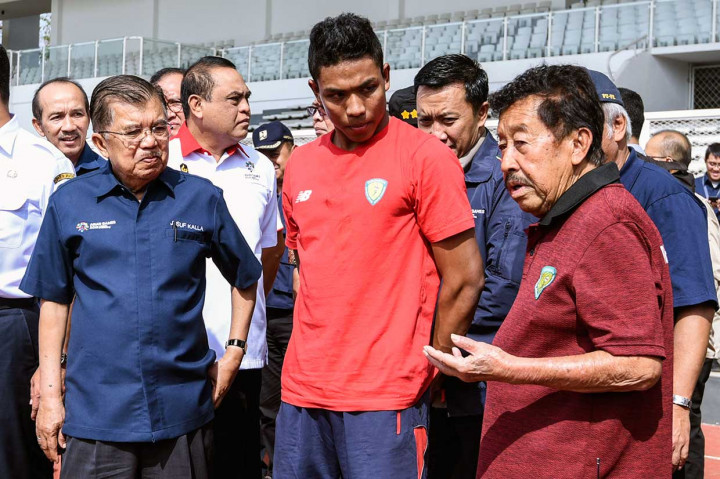 Wapres (kiri) berbincang dengan Ketua Umum PB PASI Mohamad Bob Hasan (kanan) dan pelari Lalu Muhammad Zohri.