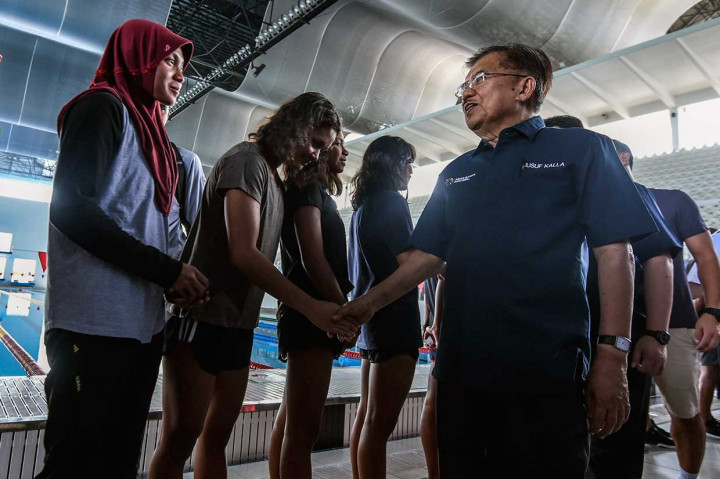 Wapres menyalami atlet renang saat meninjau arena aquatic di Kompleks Gelora Bung Karno, Jakarta.