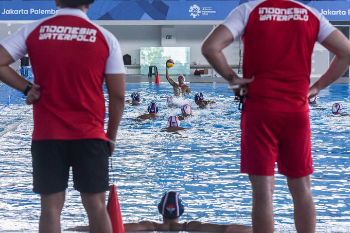 Atlet polo air putra mengikuti pemusatan latihan nasional (Pelatnas) di arena aquatic Kompleks Gelora Bung Karno, Jakarta.