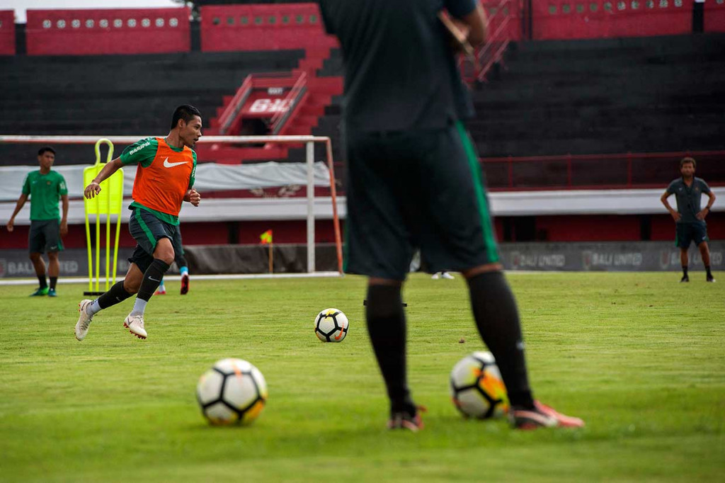Pesepak bola Timnas U-23, Evan Dimas berlatih intensif dalam lanjutan pemusatan latihan (TC) persiapan Asian Games 2018 di Stadion Dipta, Gianyar, Bali, Jumat, 3 Agustus 2018.