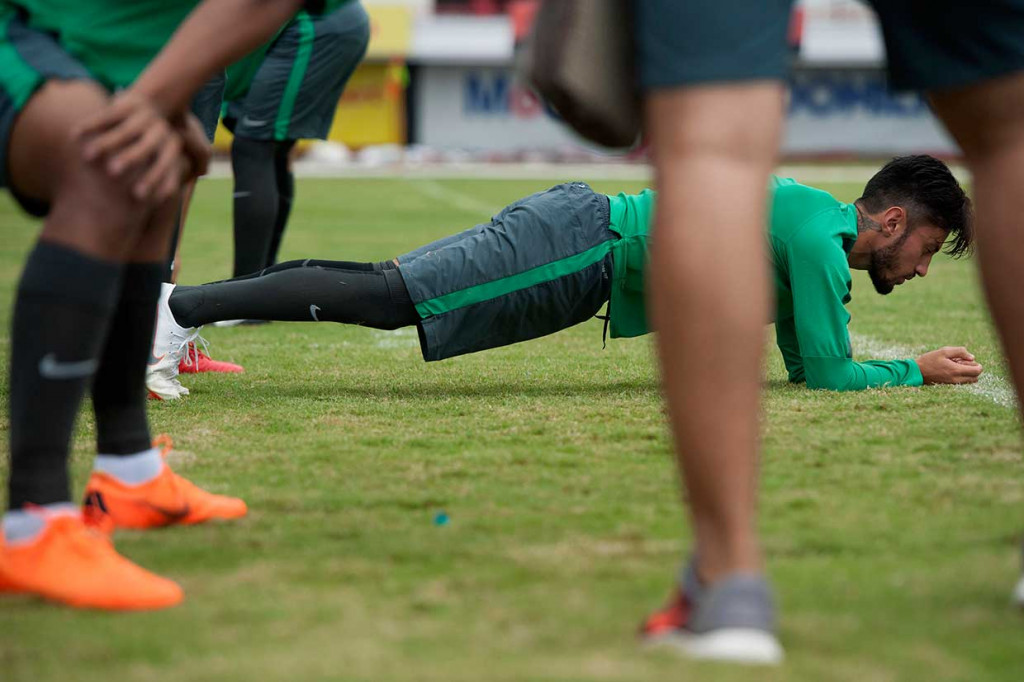 Stefano Lilipaly melakukan peregangan otot. TC di Bali diikuti empat pemain senior, selain Lilipaly yaitu kiper Muhammad Ridho dan Andritany ARdhiaysa serta penyerang naturalisasi Alberto Goncalves.