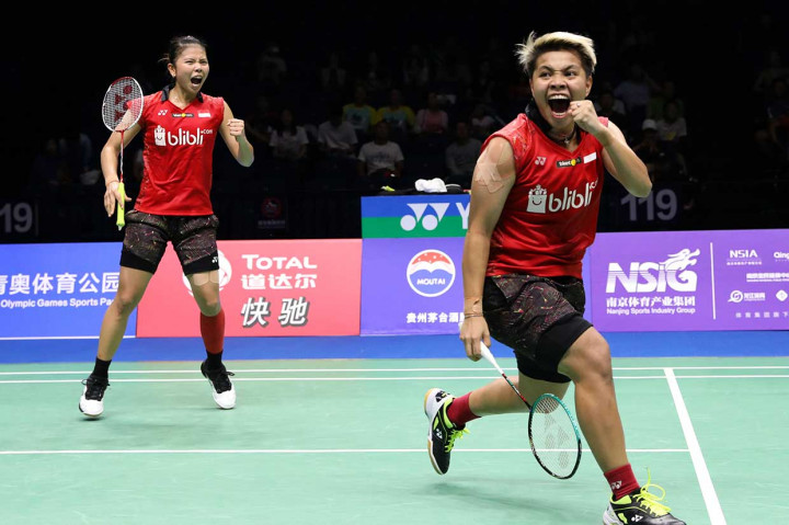 Pebulu tangkis ganda putri Indonesia Greysia Polii/Apriyani Rahayu meluapkan kegembiraannya seusai mengalahkan ganda putri Tiongkok Chen Qingchen/Jia Yifandi pada babak perempat final Kejuaraan Dunia Bulutangkis 2018 di Nanjing, Tiongkok, Jumat, 3 Agustus 2018.