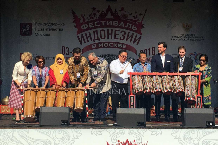 Dubes Indonesia untuk Rusia merangkap Republik Belarus M Wahid Supriyadi (keempat kanan), Menteri PPN/Kepala Bappenas Bambang Brodjonegoro (kelima kanan) dan Dubes Rusia untuk Indonesia Lyudmila Vorobieva (kiri), memukul gondang bersama tamu kehormatan sebagai simbolisasi pembukaan Festival Indonesia (FI) di Taman Kresnaya Presnya, Moskow, Rusia, Jumat, 3 Agustus 2018 waktu setempat.