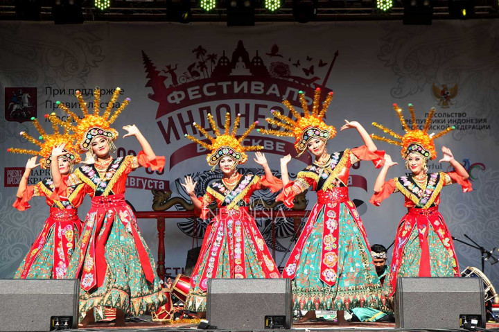 FI yang ketiga kalinya diselenggarakan oleh KBRI Moskow ini menampilkan berbagai pergelaran seni dan budaya Indonesia, serta berbagai produk unggulan Indonesia seperti kopi, pakaian, aksesoris, minyak kelapa sawit, kerajinan-kerajinan dan kuliner nusantara.