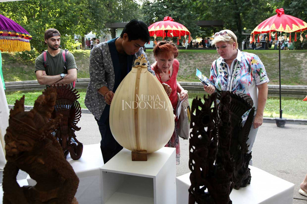 Pengunjung memperhatikan alat musik dan karya seni yang dipamerkan di stand Museum Seni Indonesia.