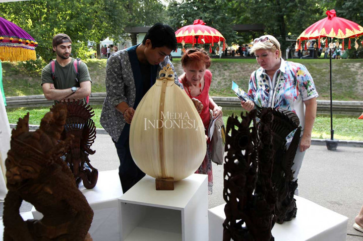 Pengunjung memperhatikan alat musik dan karya seni yang dipamerkan di stand Museum Seni Indonesia.