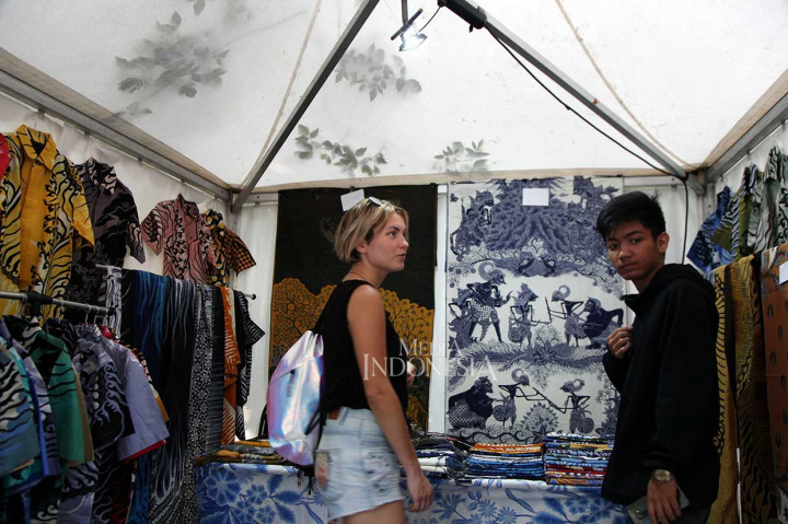 Pengunjung melihat-lihat produk batik yang dipamerkan di Stand Pekalongan.