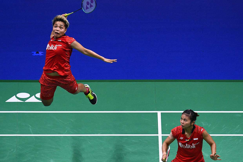 Apriyani Rahayu melakukan jumping smash ke arah lawannya, pasangan Jepang Mayu Matsumoto/Wakana Nagahara di semifinal Kejuaraan Dunia Bulutangkis 2018 di Nanjing, Jiangsu, Tiongkok, Sabtu, 4 Agustus 2018.