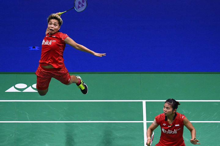 Apriyani Rahayu melakukan jumping smash ke arah lawannya, pasangan Jepang Mayu Matsumoto/Wakana Nagahara di semifinal Kejuaraan Dunia Bulutangkis 2018 di Nanjing, Jiangsu, Tiongkok, Sabtu, 4 Agustus 2018.