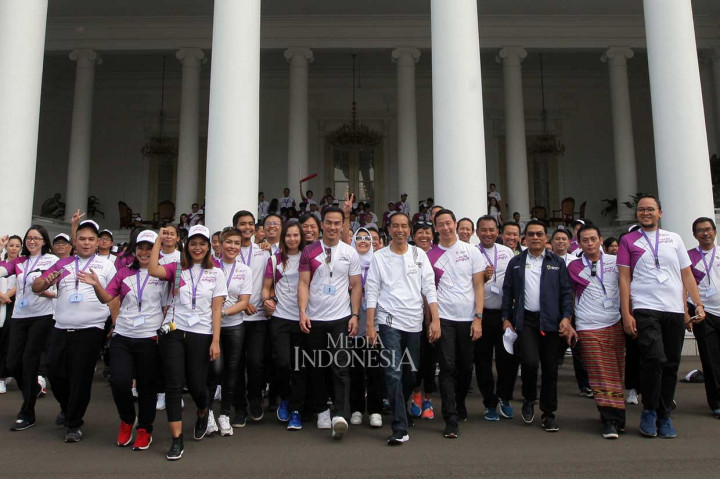 Presiden Jokowi kemudian mengajak para pegiat media sosial, seperti vloger, kreator konten, dan influencer lainnya jalan santai di halaman belakang Istana Kepresidenan Bogor. Menurut Jokowi, jalan kaki itu sehat. 