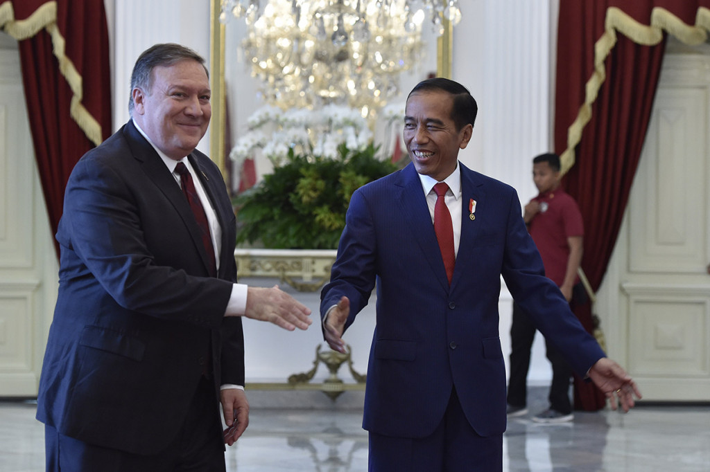 Presiden Joko Widodo (kanan) menerima Menteri Luar Negeri Amerika Serikat Mike Pompeo (kiri) dalam kunjungan kehormatan di Istana Merdeka, Jakarta.
