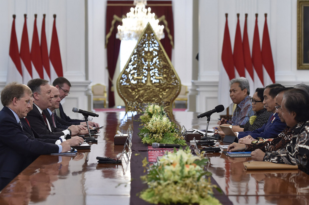 Turut mendampingi Jokowi yakni Mensesneg Pratikno, Menlu Retno Marsudi, dan Mendag Enggartiasto Lukita.
