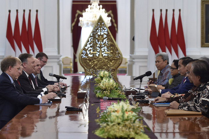 Turut mendampingi Jokowi yakni Mensesneg Pratikno, Menlu Retno Marsudi, dan Mendag Enggartiasto Lukita.