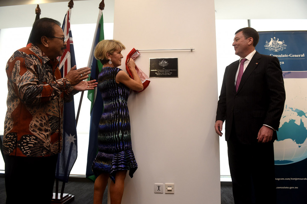 Menteri Luar Negeri Australia Julie Bishop (tengah) didampingi Gubernur Jawa Timur Soekarwo (kiri) dan Konjen Australia untuk Surabaya Chris Barnes (kanan) meresmikan Konsulat Jenderal Australia di Surabaya, Jawa Timur. 

