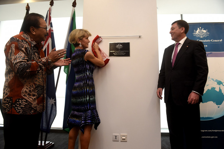 Menteri Luar Negeri Australia Julie Bishop (tengah) didampingi Gubernur Jawa Timur Soekarwo (kiri) dan Konjen Australia untuk Surabaya Chris Barnes (kanan) meresmikan Konsulat Jenderal Australia di Surabaya, Jawa Timur. 
