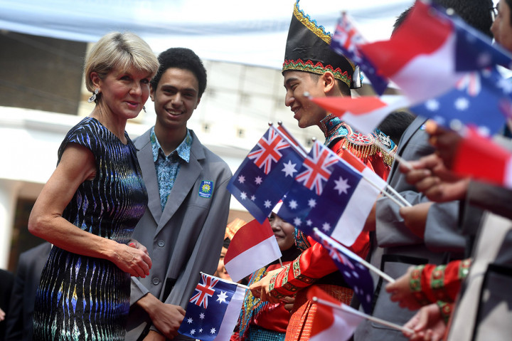 Dalam kunjungannya ke Surabaya, Menteri Luar Negeri Australia Julie Bishop juga menghadiri perayaan program kemitraan sekolah (BRIDGE Australia-Indonesia) ke-10 di SMA Muhammadiyah 2 Surabaya, Jawa Timur.